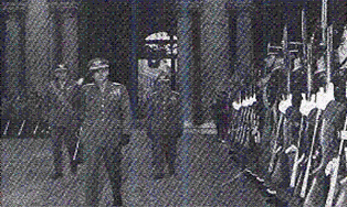 La bandiera di guerra dell'Accademia portata dal Capo Corso   